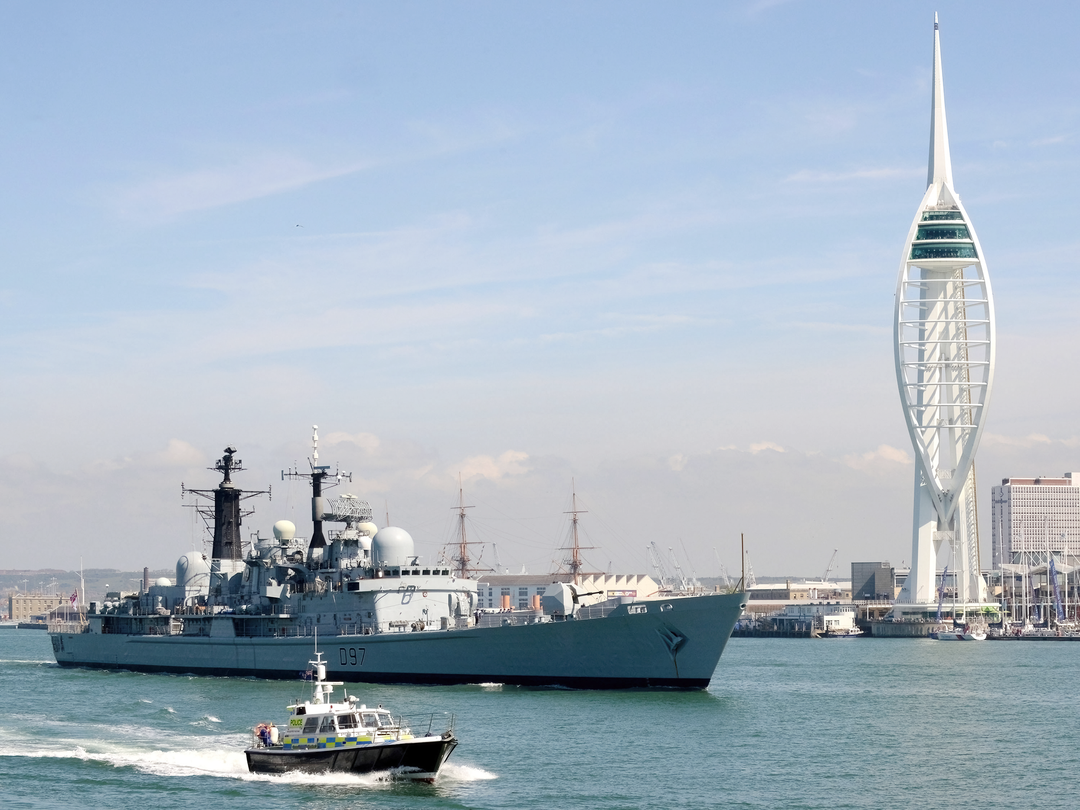 HMS Edinburgh (D97) Royal Navy Type 42 Destroyer Leaving Portsmouth Photo Print Wall Art Decor Posters, Prints, & Visual Artwork Hampshire Prints 6 x 4 No Frame No