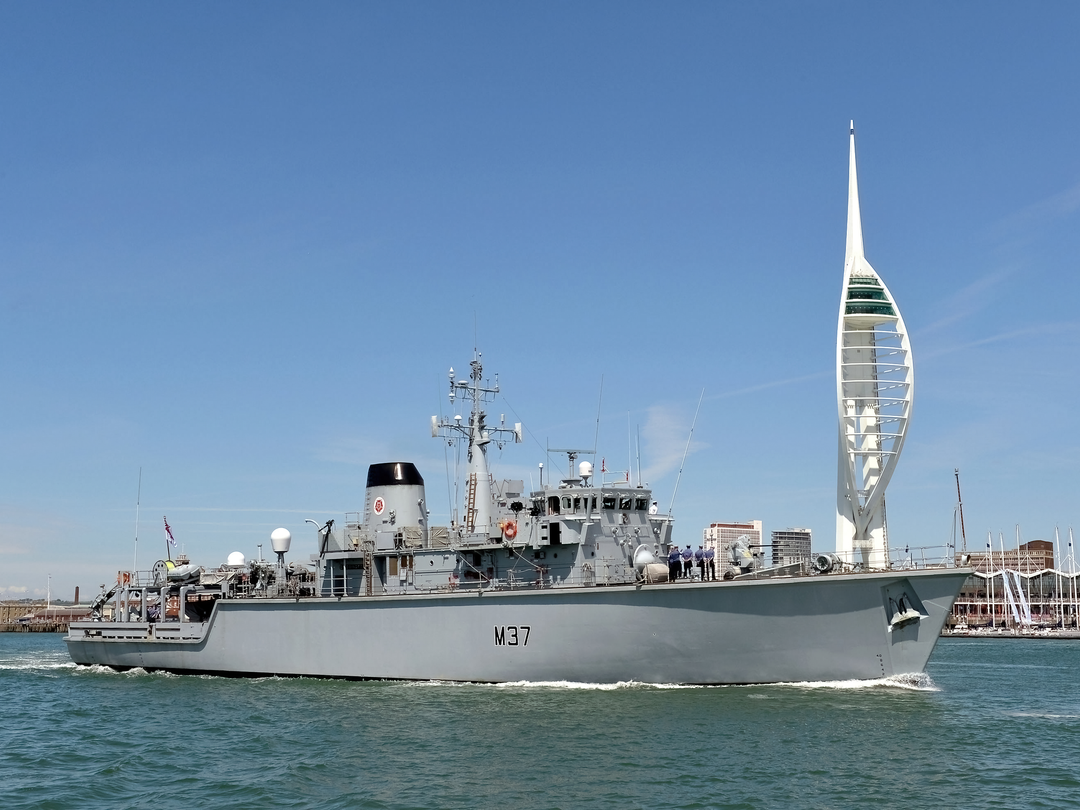 HMS Chiddingfold (M37) Royal Navy Hunt Class Minehunter Leaving Portsmouth Photo Print Wall Art Decor Posters, Prints, & Visual Artwork Hampshire Prints 6 x 4 No Frame No