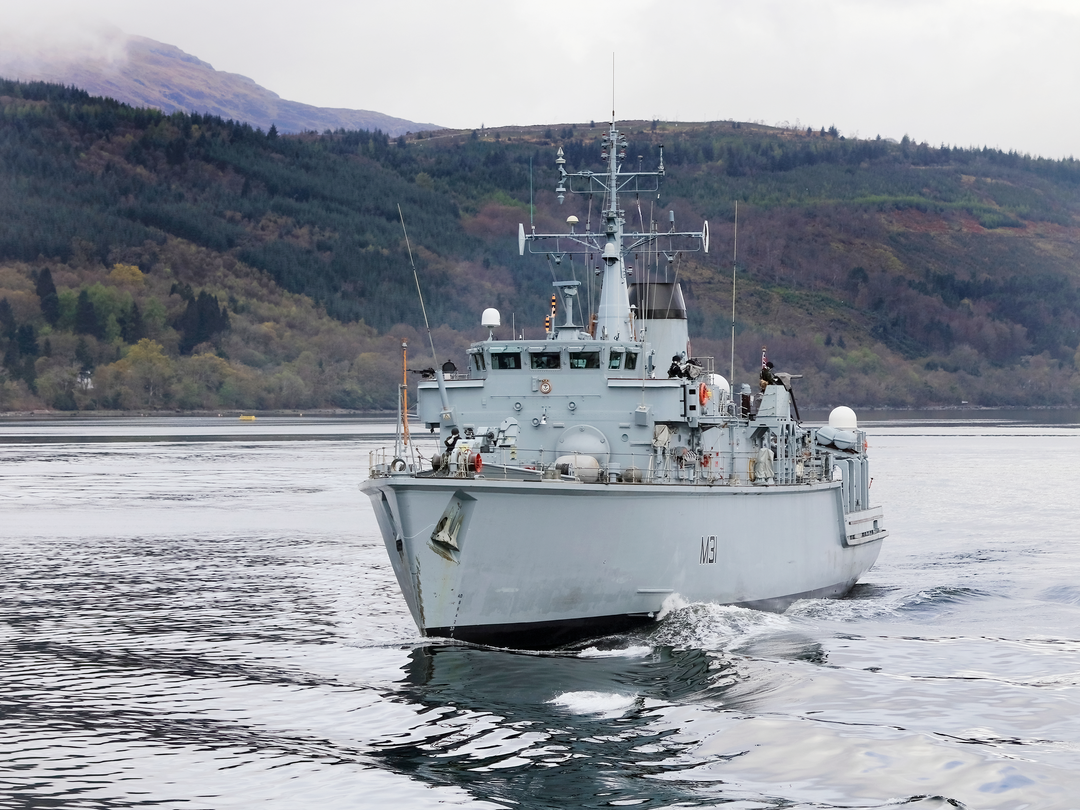 HMS Cattistock (M31) Royal Navy Hunt Class MineHunter Port Bow View Photo Print Wall Art Decor Posters, Prints, & Visual Artwork Hampshire Prints 6 x 4 No Frame No