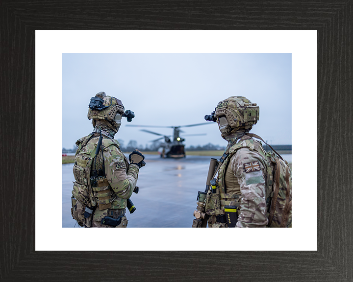 Soldiers Look Towards a Chinook Helicopter Photo Print – British Army Helicopter Operations Wall Art, Military Decor Posters, Prints, & Visual Artwork Hampshire Prints 10 x 8 Black Frame Yes