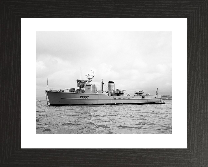 HMS Beachampton (M1007) Royal Navy Ton Class Minesweeper Port Beam View Photo Print Wall Art Decor Posters, Prints, & Visual Artwork Hampshire Prints 10 x 8 Black Frame Yes