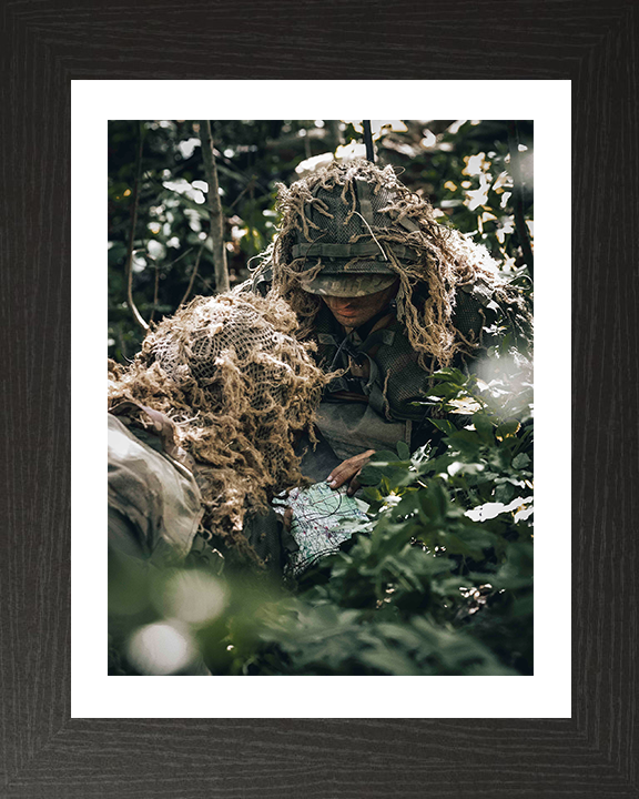 Soldiers Map Reading Photo Print - British Army Hampshire Prints 10 x 8 Black Frame Yes