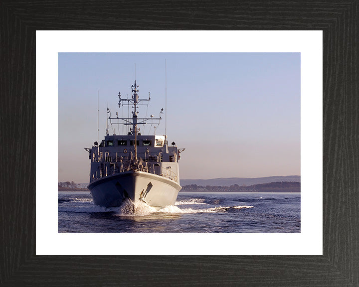 HMS Shoreham M112 | Photo Print | Framed Print | Sandown Class | Minehunter | Royal Navy Hampshire Prints