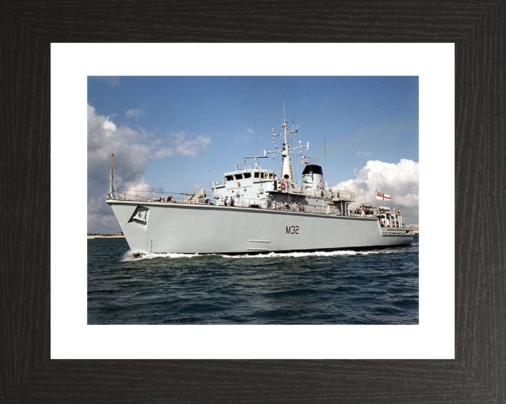 HMS Cottesmore (M32) Royal Navy Hunt Class Mine Warfare Vessel Leaving Portsmouth Photo Print Wall Art Decor Posters, Prints, & Visual Artwork Hampshire Prints 10 x 8 Black Frame Yes