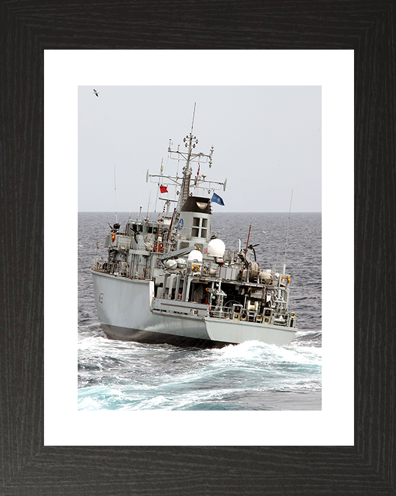 HMS Brocklesby (M33) Royal Navy Hunt Class Mine Warfare Vessel Stern View Photo Print Wall Art Decor Posters, Prints, & Visual Artwork Hampshire Prints 10 x 8 Black Frame Yes