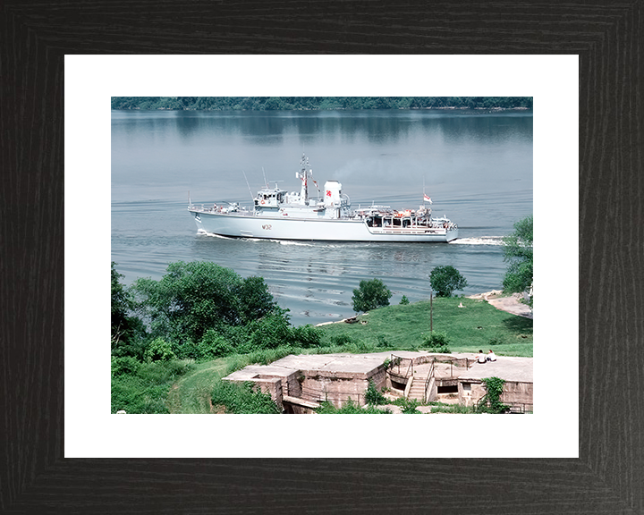 HMS Cottesmore (M32) Royal Navy Hunt Class Mine Warfare Vessel Entering Washington Photo Print Wall Art Decor Posters, Prints, & Visual Artwork Hampshire Prints 10 x 8 Black Frame Yes
