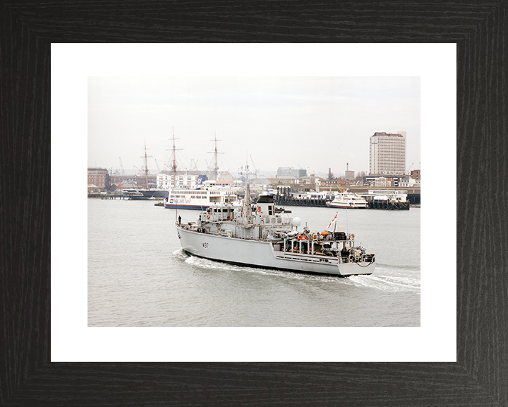 HMS Chiddingfold (M37) Royal Navy Hunt Class Minehunter Entering Portsmouth Photo Print Wall Art Decor Posters, Prints, & Visual Artwork Hampshire Prints 10 x 8 Black Frame Yes