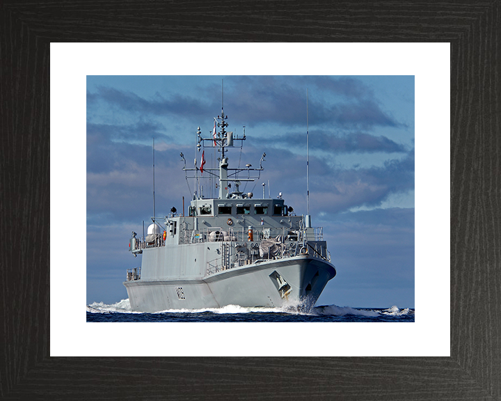HMS Bangor (M109) Royal Navy Sandown Class Minehunter Low Starboard Bow View Photo Print Wall Art Decor Posters, Prints, & Visual Artwork Hampshire Prints 10 x 8 Black Frame Yes