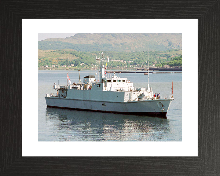 HMS Blyth (M111) Royal Navy Sandown Class Minehunter Starboard View Photo Print Wall Art Decor Posters, Prints, & Visual Artwork Hampshire Prints 10 x 8 Black Frame Yes