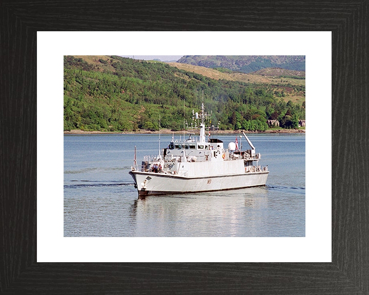 HMS Blyth (M111) Royal Navy Sandown Class Minehunter Clyde 2004 Photo Print Wall Art Decor Posters, Prints, & Visual Artwork Hampshire Prints 10 x 8 Black Frame Yes