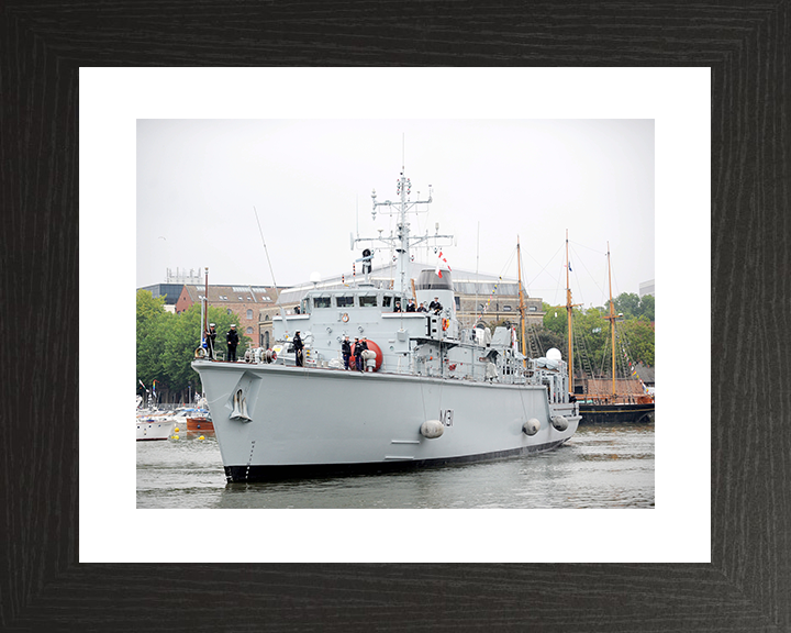 HMS Cattistock (M31) Royal Navy Hunt Class MineHunter Entering Bristol 2011 Photo Print Wall Art Decor Posters, Prints, & Visual Artwork Hampshire Prints 10 x 8 Black Frame Yes