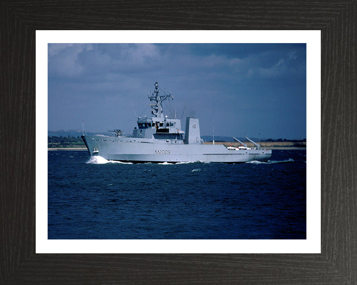HMS Itchen M2009 | Photo Print | Framed Print | River Class | Minesweeper | Royal Navy Hampshire Prints