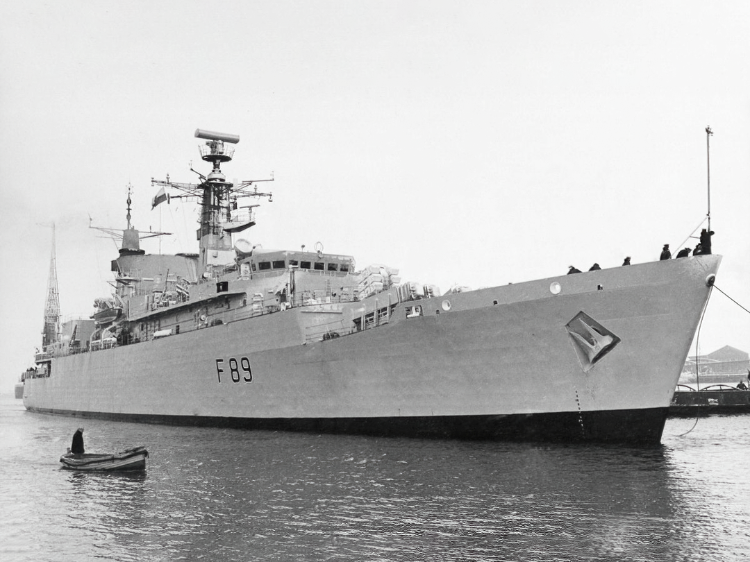 HMS Battleaxe (F89) Royal Navy Type 22 Frigate Coming Alongside Photo Print Wall Art Decor Posters, Prints, & Visual Artwork Hampshire Prints 6 x 4 No Frame No