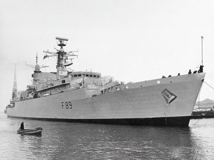 HMS Battleaxe (F89) Royal Navy Type 22 Frigate Coming Alongside Photo Print Wall Art Decor Posters, Prints, & Visual Artwork Hampshire Prints 6 x 4 No Frame No