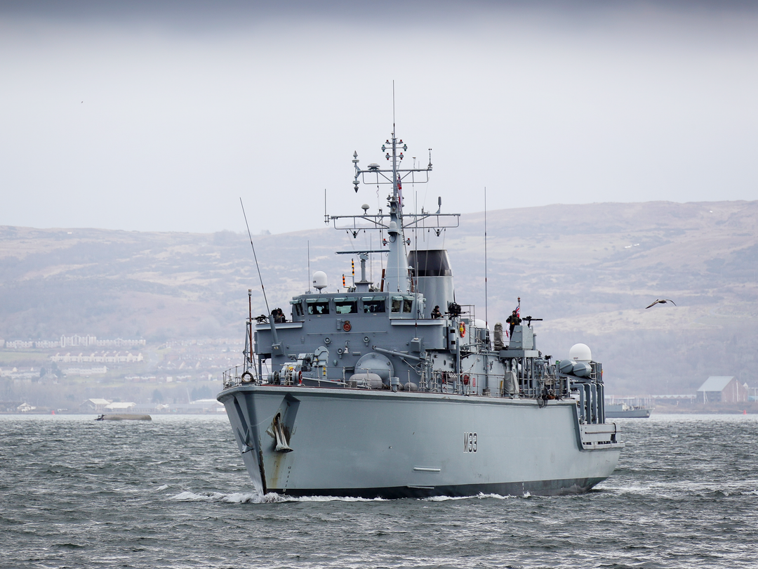 HMS Brocklesby (M33) Royal Navy Hunt Class Mine Warfare Vessel Port Bow View Photo Print Wall Art Decor Posters, Prints, & Visual Artwork Hampshire Prints 6 x 4 No Frame No
