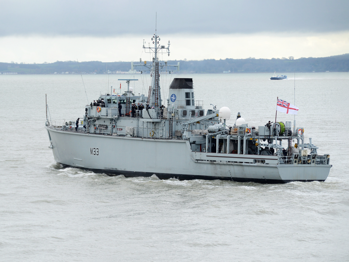 HMS Brocklesby (M33) Royal Navy Hunt Class Mine Warfare Vessel Leaving Port Photo Print Wall Art Decor Posters, Prints, & Visual Artwork Hampshire Prints 6 x 4 No Frame No
