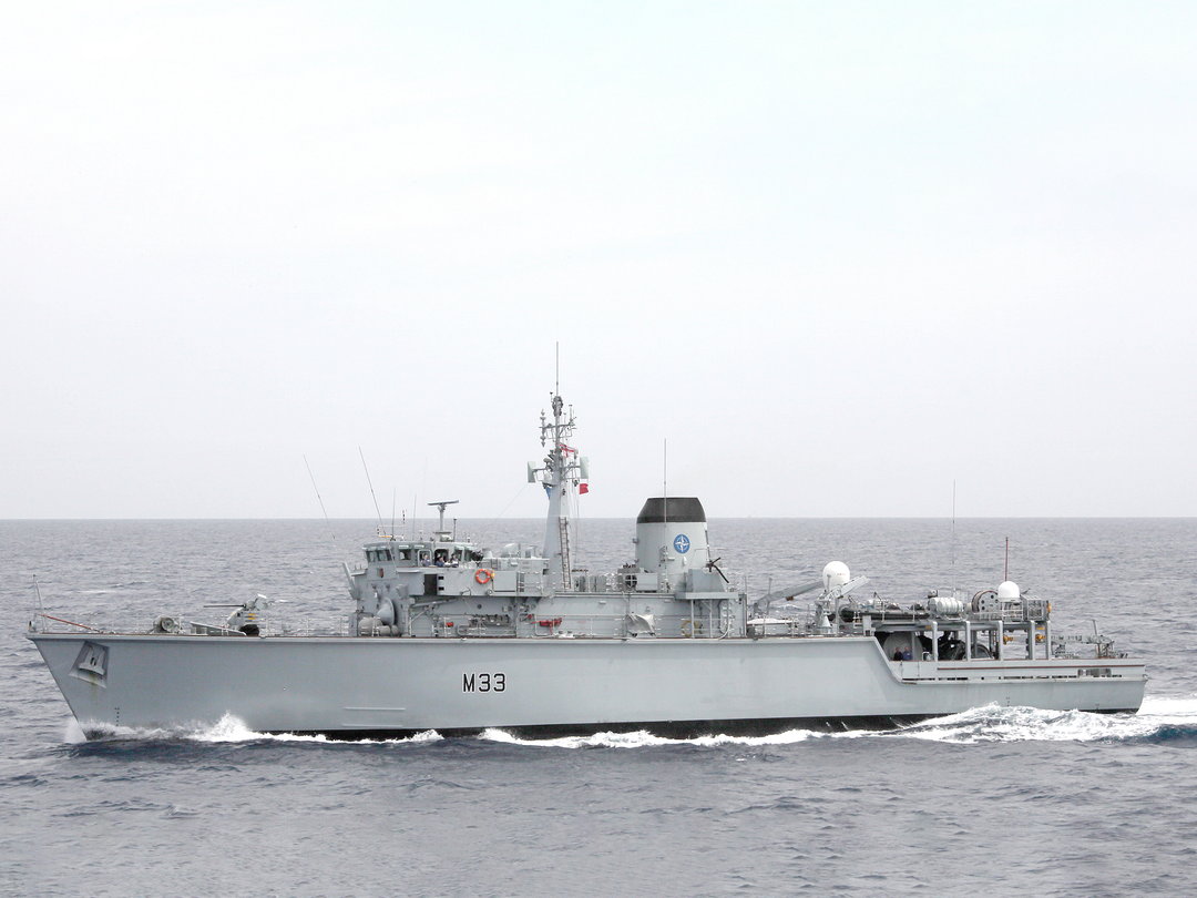 HMS Brocklesby (M33) Royal Navy Hunt Class Mine Warfare Vessel Port Beam View Photo Print Wall Art Decor Posters, Prints, & Visual Artwork Hampshire Prints 6 x 4 No Frame No