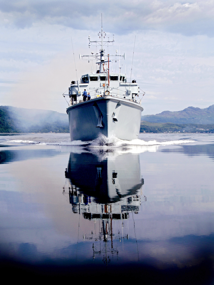 HMS Brocklesby (M33) Royal Navy Hunt Class Mine Warfare Vessel Bow Reflections Photo Print Wall Art Decor Posters, Prints, & Visual Artwork Hampshire Prints 6 x 4 No Frame No