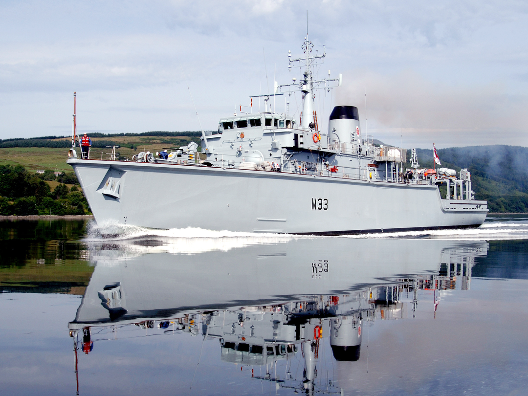 HMS Brocklesby (M33) Royal Navy Hunt Class Mine Warfare Vessel Port Side Reflections Photo Print Wall Art Decor Posters, Prints, & Visual Artwork Hampshire Prints 6 x 4 No Frame No