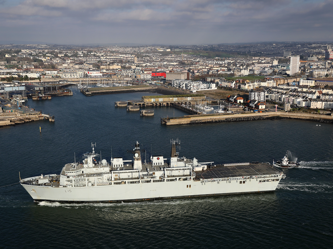 HMS Bulwark (L15) Royal Navy Albion Class Amphibious Ship Heading For Trials Photo Print Wall Art Decor Posters, Prints, & Visual Artwork Hampshire Prints 6 x 4 No Frame No
