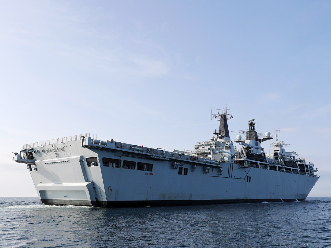 HMS Bulwark (L15) Royal Navy Albion Class Amphibious Ship Low Starboard Quarter View Photo Print Wall Art Decor Posters, Prints, & Visual Artwork Hampshire Prints 6 x 4 No Frame No