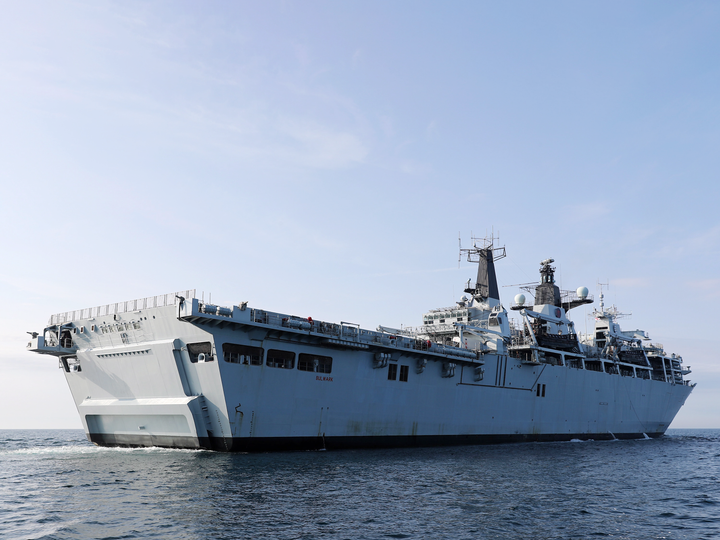 HMS Bulwark (L15) Royal Navy Albion Class Amphibious Ship Low Starboard Quarter View Photo Print Wall Art Decor Posters, Prints, & Visual Artwork Hampshire Prints 6 x 4 No Frame No