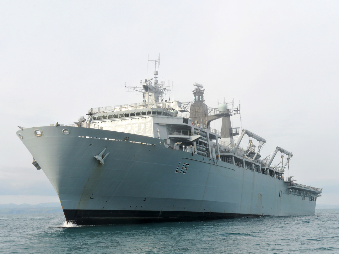 HMS Bulwark (L15) Royal Navy Albion Class Amphibious Ship Low Port Bow View Photo Print Wall Art Decor Posters, Prints, & Visual Artwork Hampshire Prints 6 x 4 No Frame No