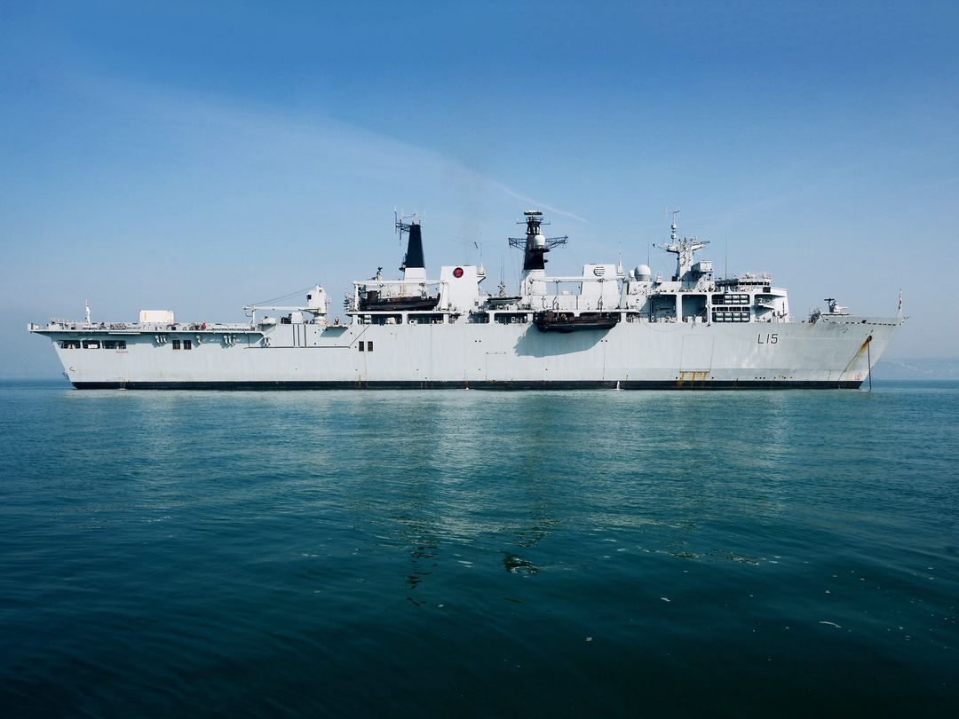 HMS Bulwark (L15) Royal Navy Albion Class Amphibious Ship Starboard Beam View Photo Print Wall Art Decor Posters, Prints, & Visual Artwork Hampshire Prints 6 x 4 No Frame No