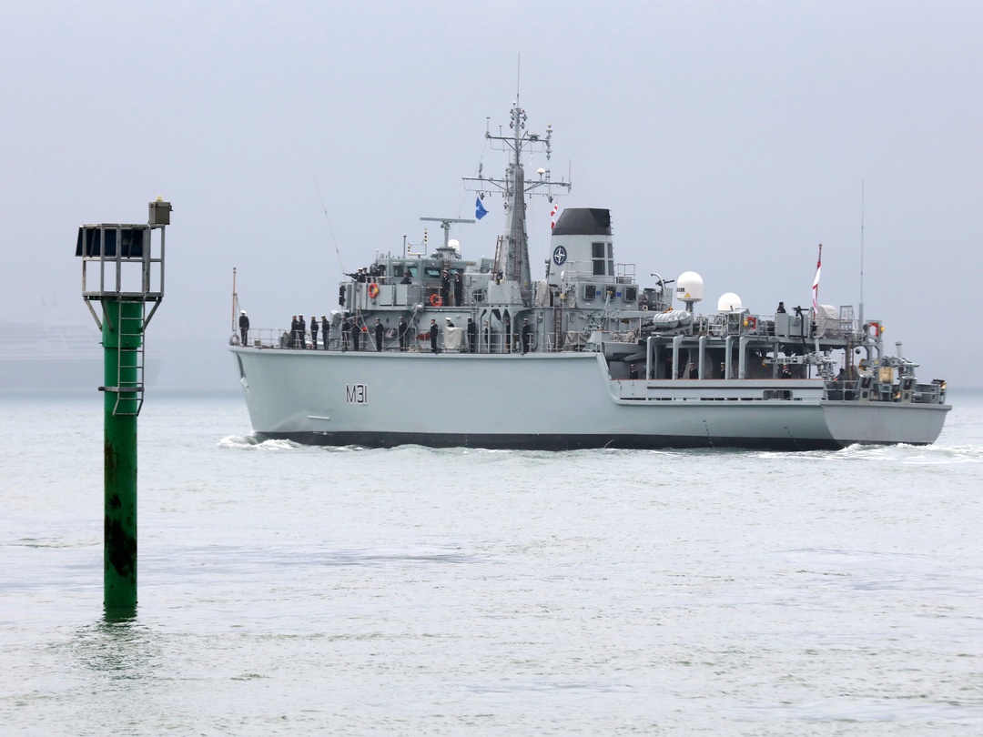 HMS Cattistock (M31) Royal Navy Hunt Class MineHunter Leaving Harbour Photo Print Wall Art Decor Posters, Prints, & Visual Artwork Hampshire Prints 6 x 4 No Frame No