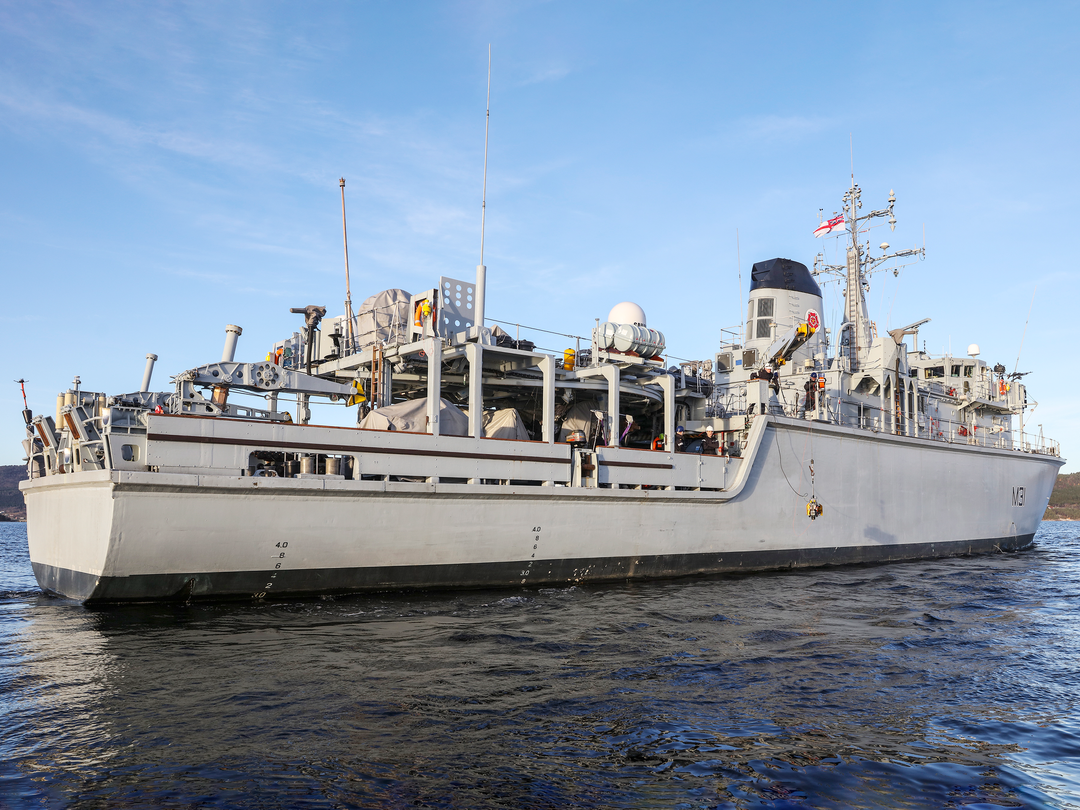HMS Cattistock (M31) Royal Navy Hunt Class MineHunter Starboard Quarter View Photo Print Wall Art Decor Posters, Prints, & Visual Artwork Hampshire Prints 6 x 4 No Frame No