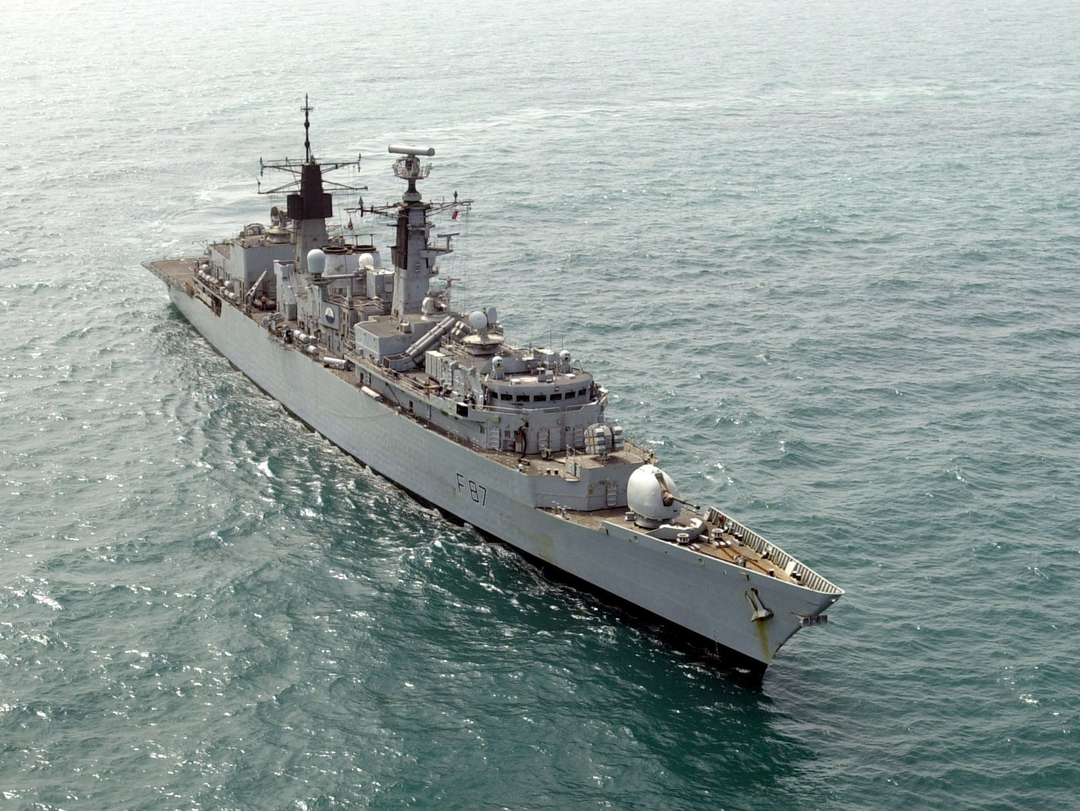 HMS Chatham (F87) Royal Navy Type 22 Frigate Turning to Port Photo Print Wall Art Decor Posters, Prints, & Visual Artwork Hampshire Prints 6 x 4 No Frame No