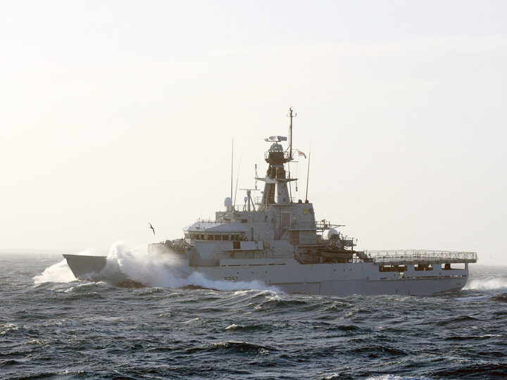 HMS Clyde (P257) Royal Navy River Class Patrol Vessel Riding Waves Photo Print Wall Art Decor Posters, Prints, & Visual Artwork Hampshire Prints 6 x 4 No Frame No