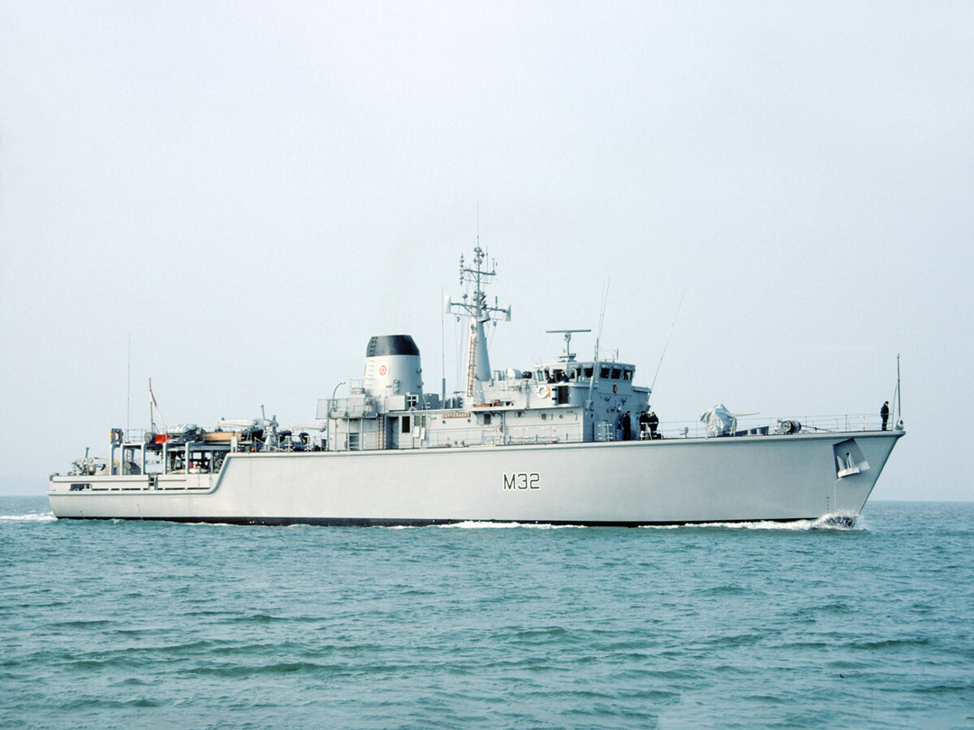 HMS Cottesmore (M32) Royal Navy Hunt Class Mine Warfare Vessel Starboard Beam View Photo Print Wall Art Decor Posters, Prints, & Visual Artwork Hampshire Prints 6 x 4 No Frame No