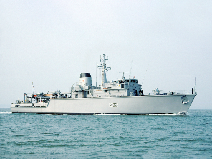 HMS Cottesmore (M32) Royal Navy Hunt Class Mine Warfare Vessel Starboard Beam View Photo Print Wall Art Decor Posters, Prints, & Visual Artwork Hampshire Prints 6 x 4 No Frame No