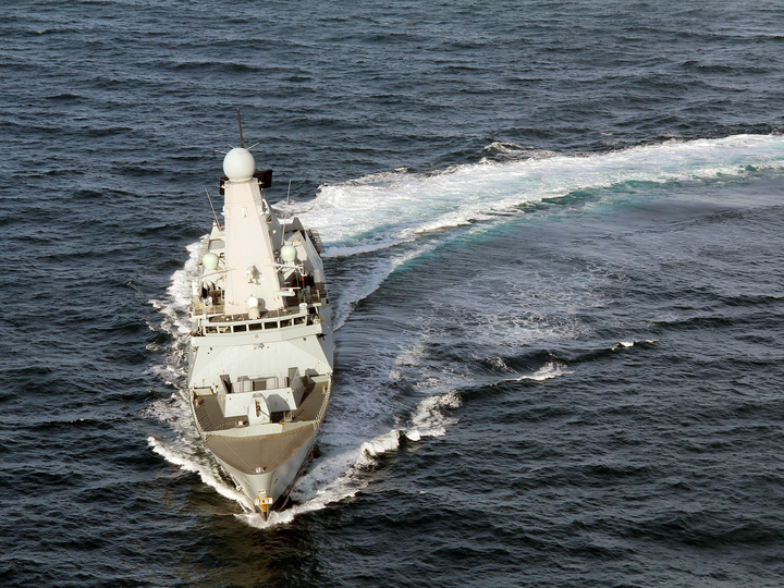 HMS Dauntless (D33) Royal Navy Type 45 Destroyer Turns To Port Photo Print Wall Art Decor Posters, Prints, & Visual Artwork Hampshire Prints 6 x 4 No Frame No