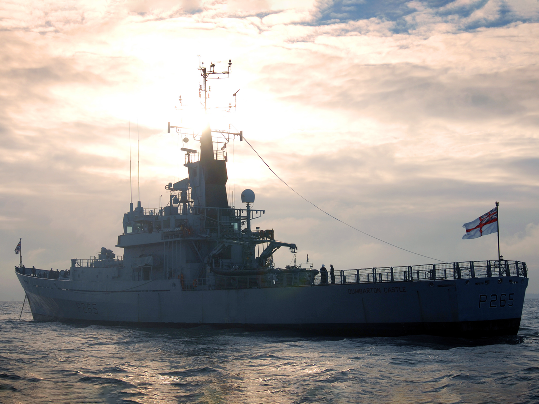 HMS Dumbarton Castle (P265) Royal Navy Castle Class Patrol Vessel At Anchor Photo Print Wall Art Decor Posters, Prints, & Visual Artwork Hampshire Prints 6 x 4 No Frame No