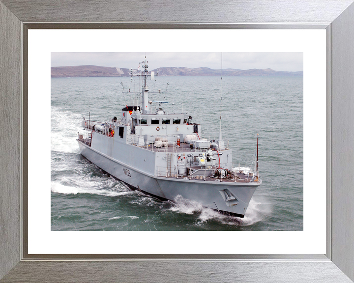 HMS Grimsby (M108) Royal Navy Sandown Class Minehunter Underway Starboard Bow View Photo Print Wall Art Decor - Posters, Prints, & Visual Artwork - by Hampshire Prints (image 6 of 9)