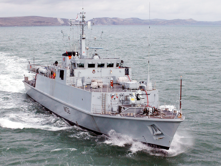 HMS Grimsby (M108) Royal Navy Sandown Class Minehunter Underway Starboard Bow View Photo Print Wall Art Decor - Posters, Prints, & Visual Artwork - by Hampshire Prints (image 1 of 9)