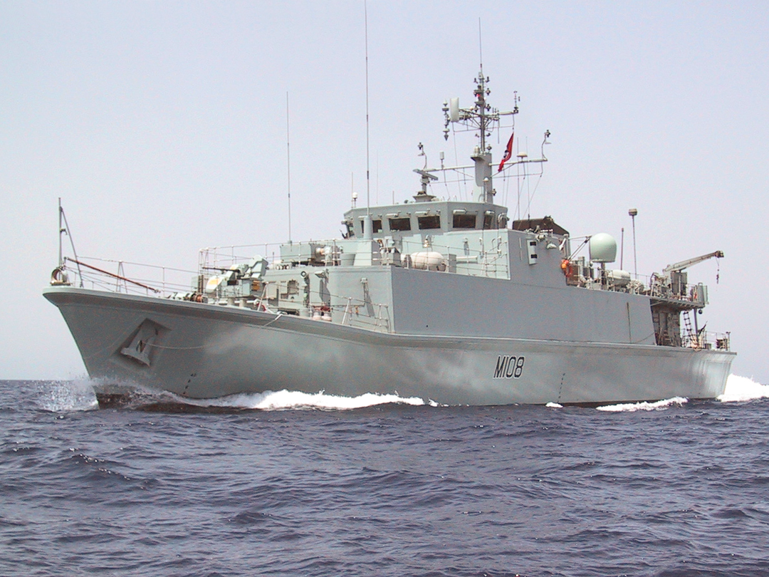 HMS Grimsby (M108) Royal Navy Sandown Class Minehunter Low Port side View Photo Print Wall Art Decor - Posters, Prints, & Visual Artwork - by Hampshire Prints (image 1 of 9)