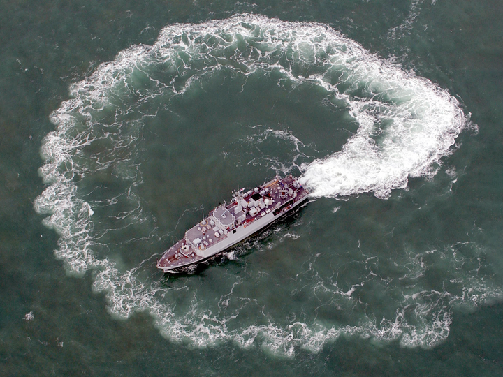 HMS Grimsby (M108) Royal Navy Sandown Class Minehunter Hard Turn Photo Print Wall Art Decor - Posters, Prints, & Visual Artwork - by Hampshire Prints (image 1 of 9)