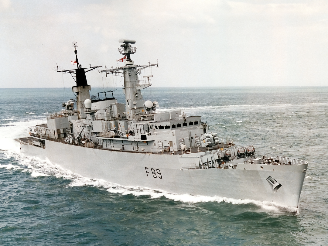 HMS Battleaxe (F89) Royal Navy Type 22 Frigate Starboard Bow View Photo Print Wall Art Decor Posters, Prints, & Visual Artwork Hampshire Prints 6 x 4 No Frame No