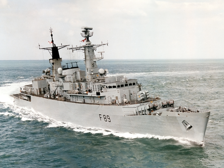 HMS Battleaxe (F89) Royal Navy Type 22 Frigate Starboard Bow View Photo Print Wall Art Decor Posters, Prints, & Visual Artwork Hampshire Prints 6 x 4 No Frame No