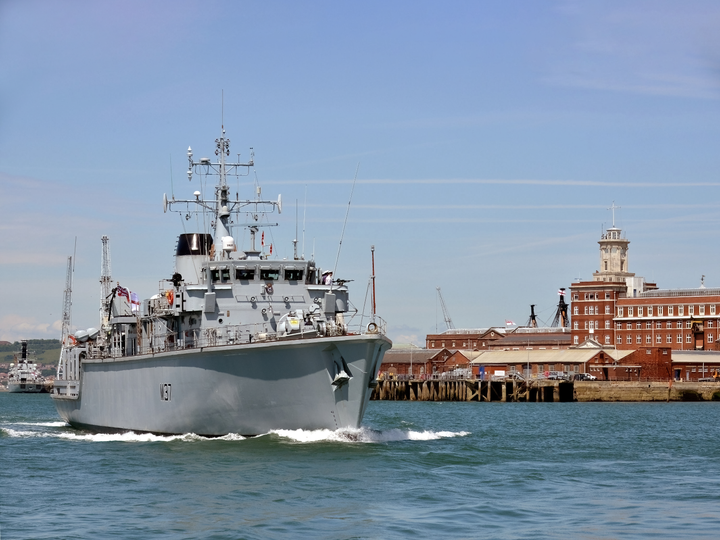 HMS Chiddingfold (M37) Royal Navy Hunt Class Minehunter Portsmouth Harbour Photo Print Wall Art Decor Posters, Prints, & Visual Artwork Hampshire Prints 6 x 4 No Frame No