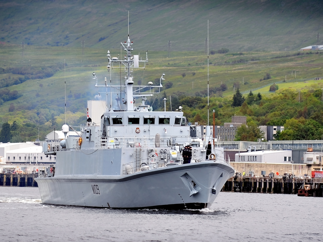 HMS Bangor (M109) Royal Navy Sandown Class Minehunter Leaving Harbour Photo Print Wall Art Decor Posters, Prints, & Visual Artwork Hampshire Prints 6 x 4 No Frame No
