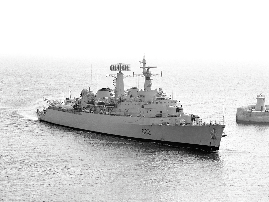 HMS Devonshire (D02) Royal Navy County Class Destroyer Entering Harbour Photo Print Wall Art Decor Posters, Prints, & Visual Artwork Hampshire Prints 6 x 4 No Frame No