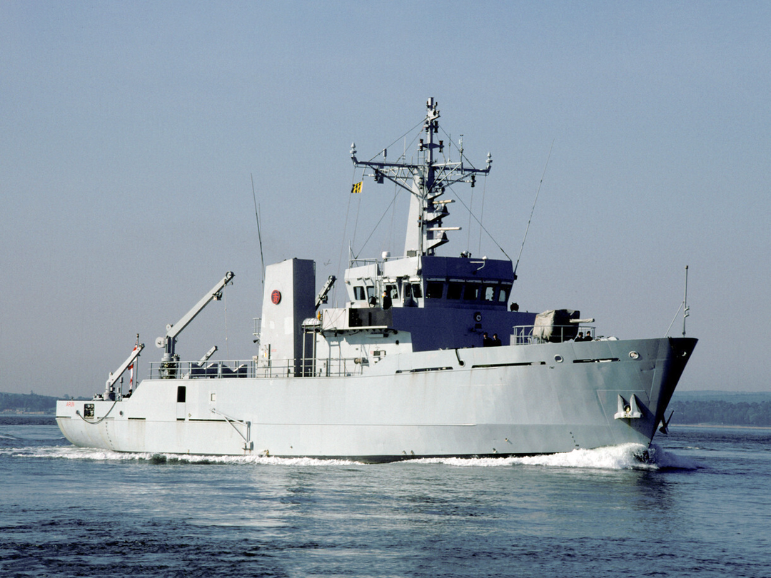 HMS Arun (M2014) Royal Navy River Class Minesweeper Starboard Bow View Photo Print Wall Art Decor Posters, Prints, & Visual Artwork Hampshire Prints 6 x 4 No Frame No