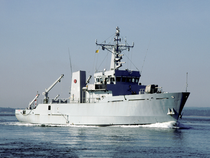 HMS Arun (M2014) Royal Navy River Class Minesweeper Starboard Bow View Photo Print Wall Art Decor Posters, Prints, & Visual Artwork Hampshire Prints 6 x 4 No Frame No