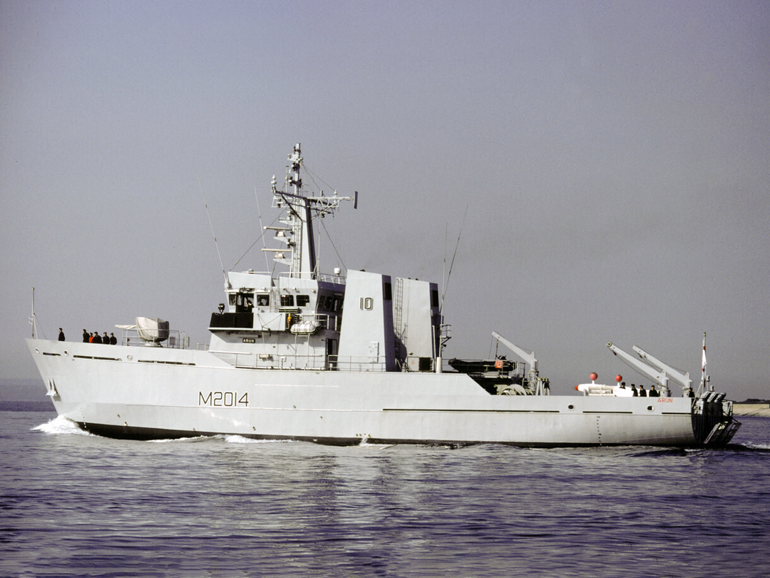 HMS Arun (M2014) Royal Navy River Class Minesweeper Port Beam View Photo Print Wall Art Decor Posters, Prints, & Visual Artwork Hampshire Prints 6 x 4 No Frame No