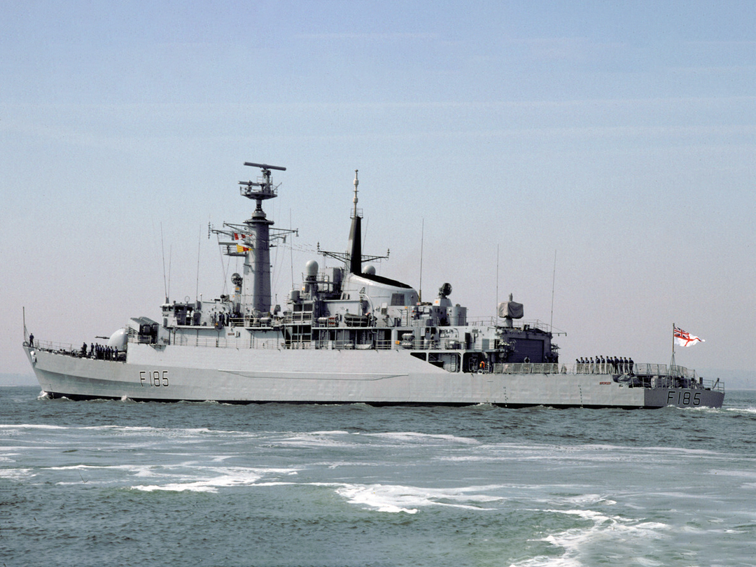 HMS Avenger (F185) Royal Navy Type 21 Frigate Leaving Harbour Photo Print Wall Art Decor Posters, Prints, & Visual Artwork Hampshire Prints 6 x 4 No Frame No