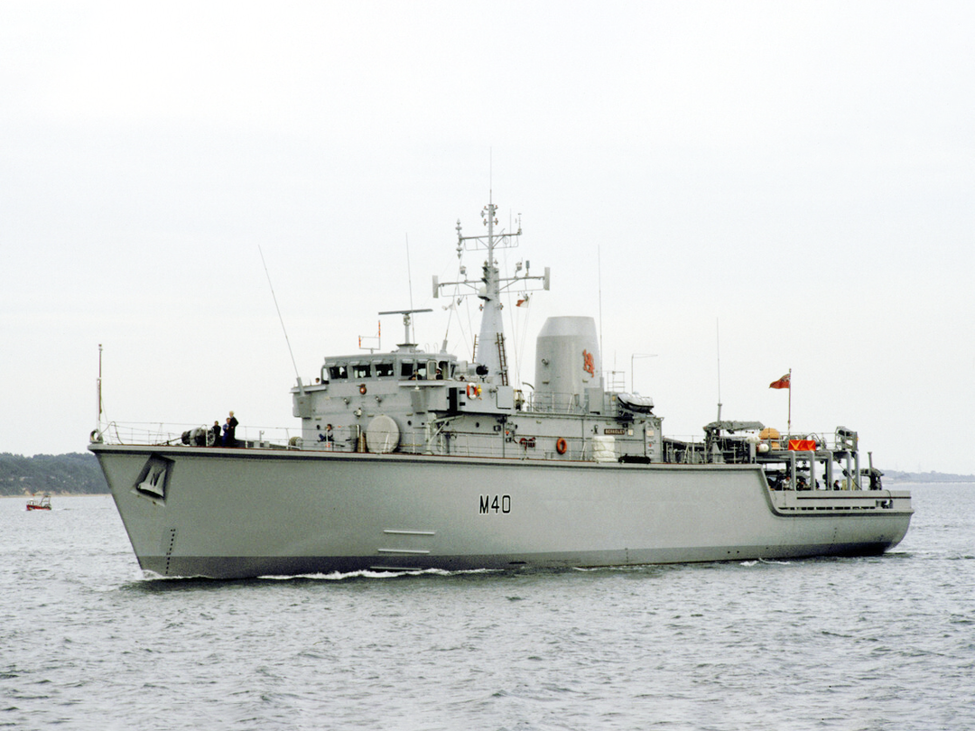HMS Berkeley (M40) Royal Navy Hunt Class Mine Warfare Vessel Port Side View Photo Print Wall Art Decor Posters, Prints, & Visual Artwork Hampshire Prints 6 x 4 No Frame No